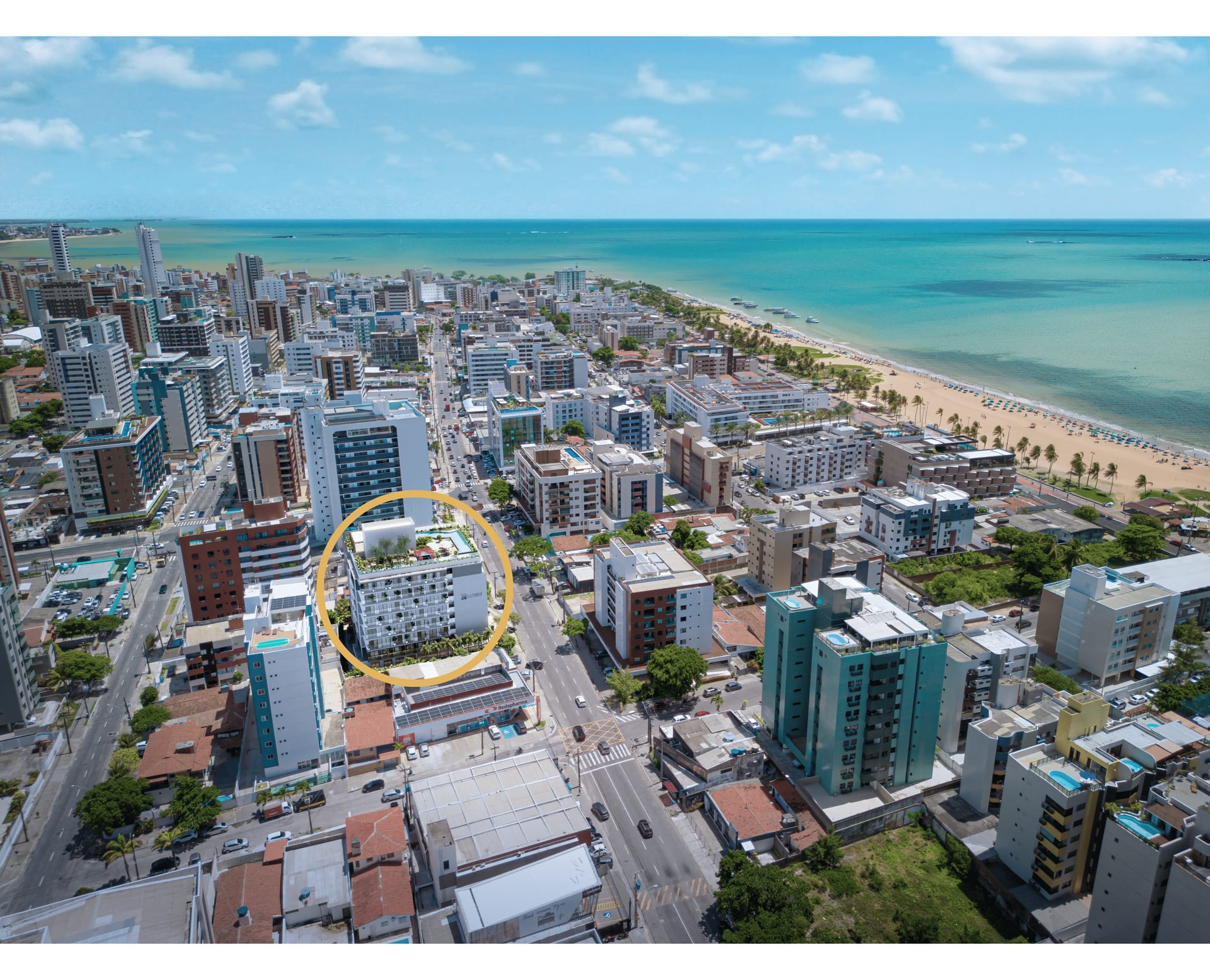 Vista aérea do Cabo Branco com o Lumini marcado em círculo, mostrando a distância até a praia