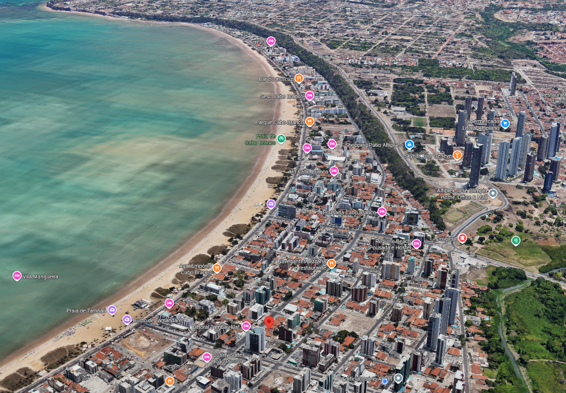 Vista aérea da orla do Cabo Branco em João Pessoa, com a praia à esquerda e a cidade à direita, marcando a posição aproximada do Soleil e do Lumini