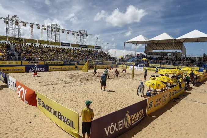 Partida de vôlei de praia na areia